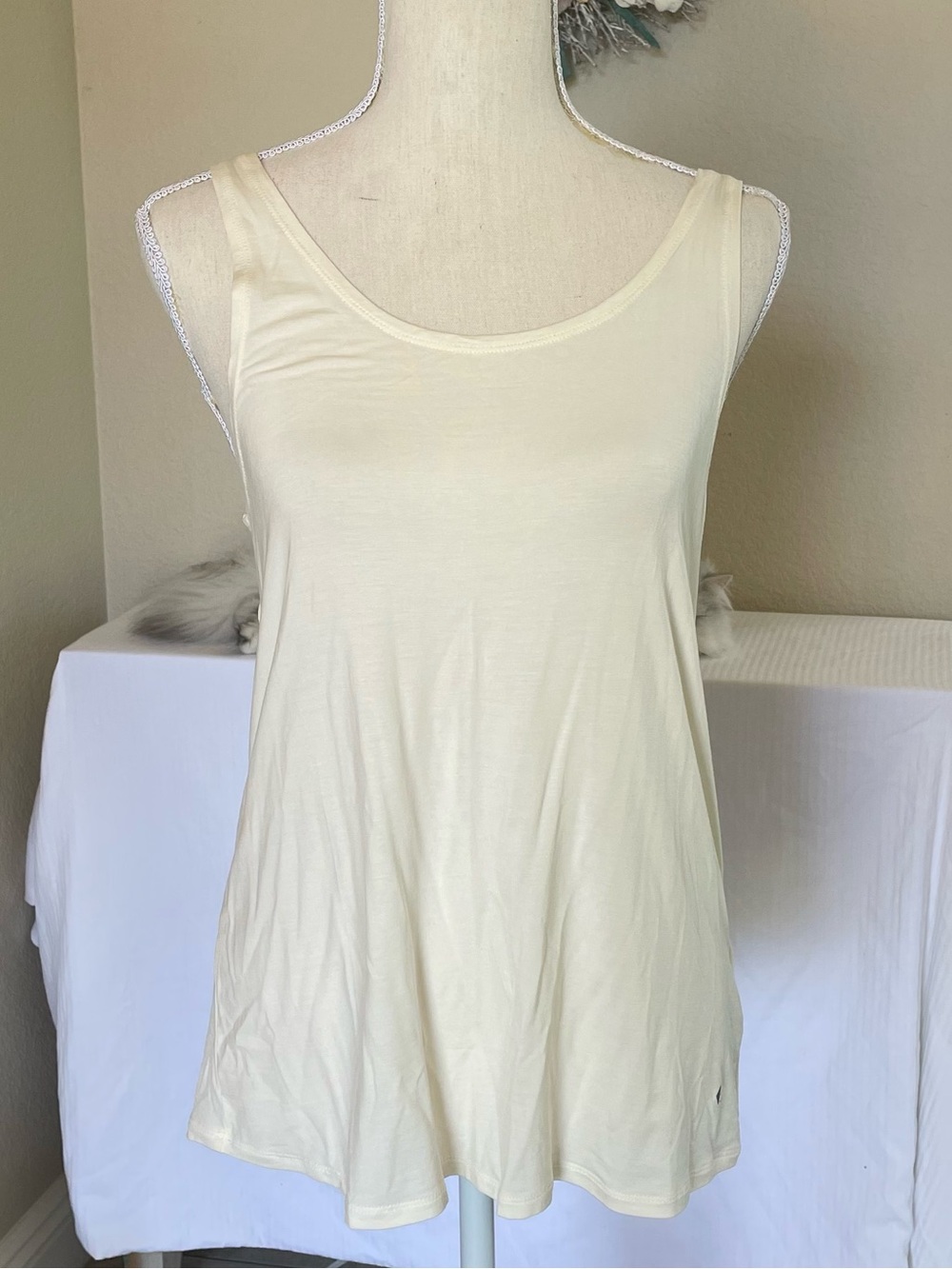 Tavi sport Women's Cream Scoop Neck Tank Top SZ M